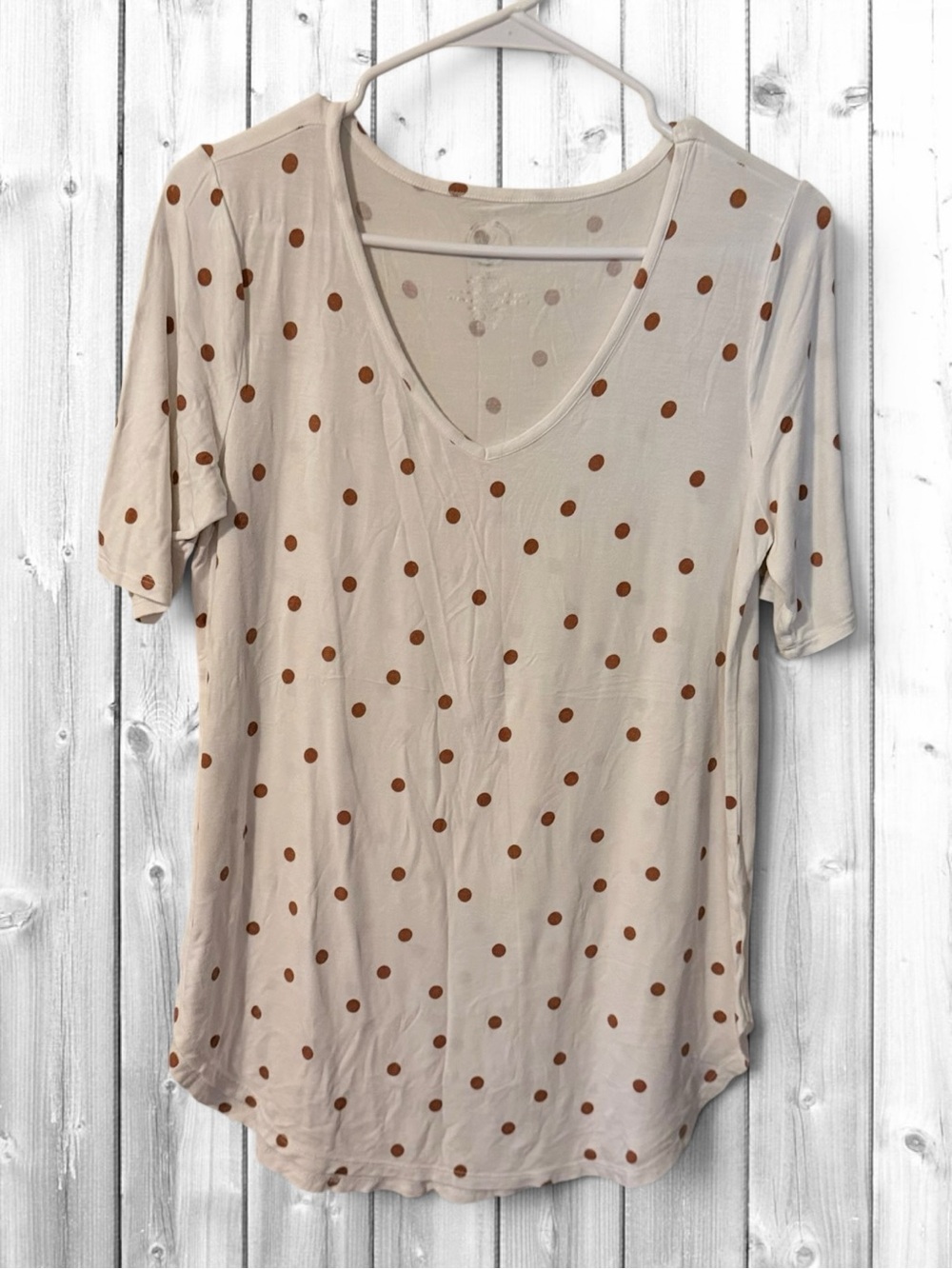 🌼24/7 Maurices V-Neck Short Sleeve Tee in Cream with Brown Polka Dots